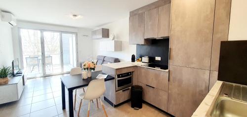 une cuisine avec un comptoir et une table à l'intérieur dans l'établissement O'Cap, à Antibes