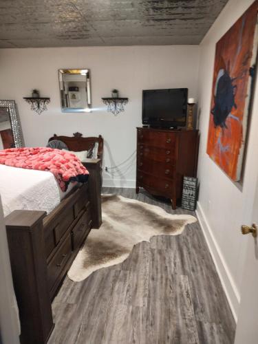 Una cama o camas en una habitación de The Glam Room - Bohemian Glam style suite in Historic Jefferson Tx