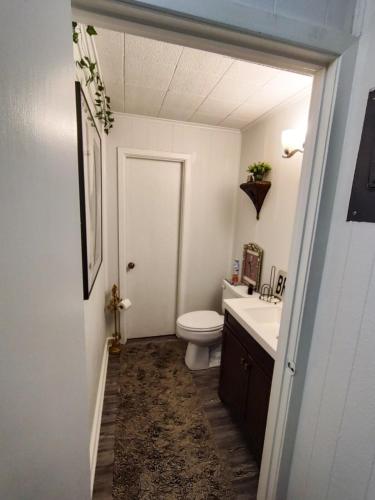 Un baño de The Glam Room - Bohemian Glam style suite in Historic Jefferson Tx