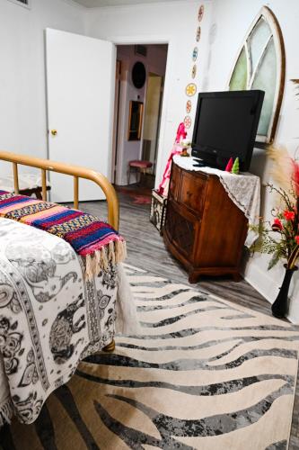 Una cama o camas en una habitación de The Glam Room - Bohemian Glam style suite in Historic Jefferson Tx