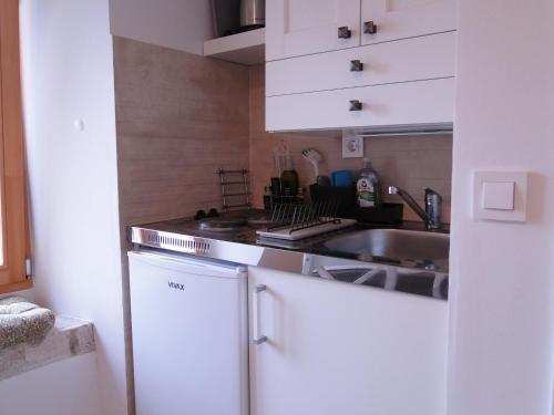 Η κουζίνα ή μικρή κουζίνα στο Heritage Apartments Kyra & Fox in Pitve, Hvar
