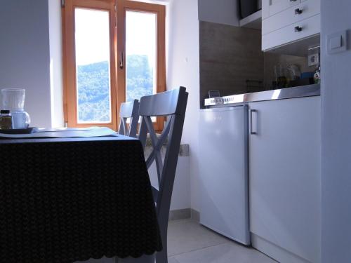 Η κουζίνα ή μικρή κουζίνα στο Heritage Apartments Kyra & Fox in Pitve, Hvar