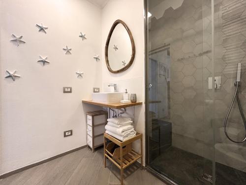 a bathroom with a sink and a mirror at Ca der Duse in Vernazza