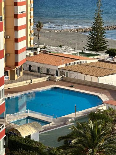 Πισίνα στο ή κοντά στο Modern Apartment Steps from the Beach