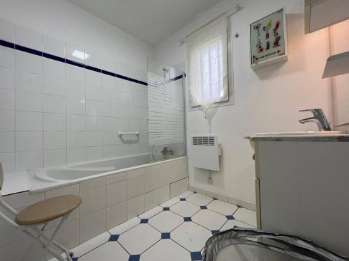 une salle de bain avec une baignoire et un lavabo dans l'établissement Ile d'Oléron - Saint Georges d'Oléron- Maison 5 couchages SGO000-128, à Saint-Georges-dʼOléron