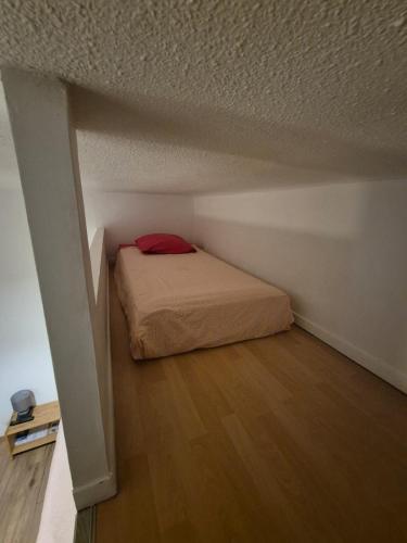 - une petite chambre mansardée dans l'établissement Le Petit Longchamp, à Marseille