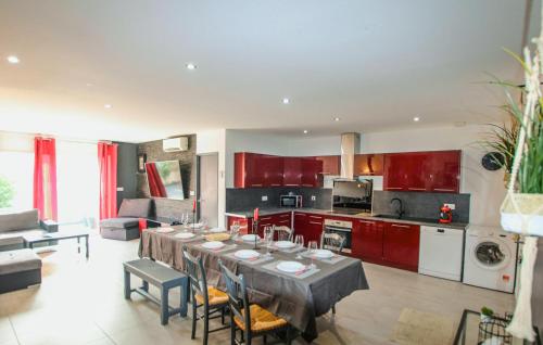 une cuisine et un salon avec une table dans une pièce dans l'établissement Amazing Home In Morières Les Avignon, à Morières-lès-Avignon