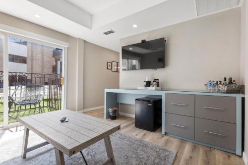 a living room with a table and a kitchen at Riverwalk Plaza Hotel in San Antonio