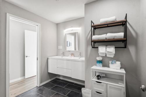 a bathroom with a sink and a mirror at Riverwalk Plaza Hotel in San Antonio