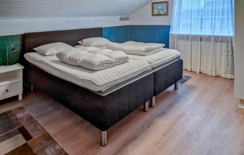 Ένα ή περισσότερα κρεβάτια σε δωμάτιο στο Lovely Home In Hvide Sande With Wifi