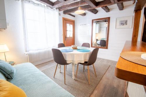 une salle à manger avec une table et des chaises dans l'établissement La Petite Hermine, à Amboise