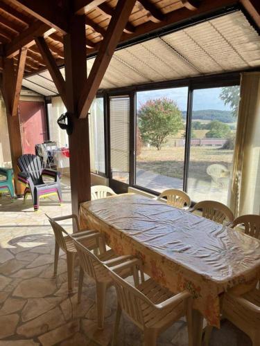 une table et des chaises en bois sur une terrasse dans l'établissement A nouste, à Monségur