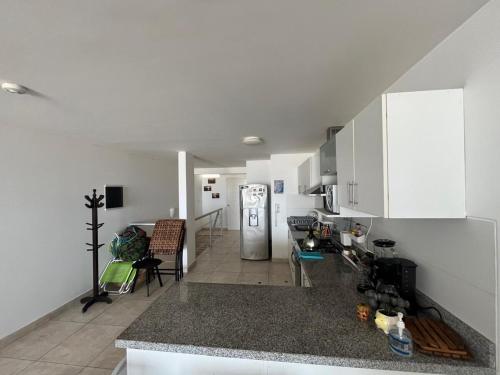 Dapur atau dapur kecil di Comfortable duplex - Punta Hermosa