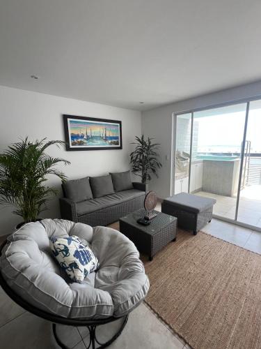 Ruang duduk di Comfortable duplex - Punta Hermosa