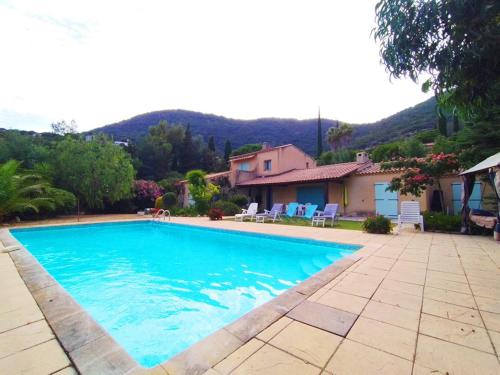 Photo de la galerie de l'établissement Grande villa provençale pour 10 personnes avec piscine, à Cavalaire-sur-Mer