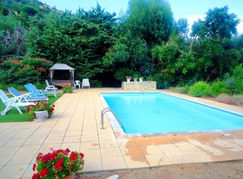 Photo de la galerie de l'établissement Grande villa provençale pour 10 personnes avec piscine, à Cavalaire-sur-Mer