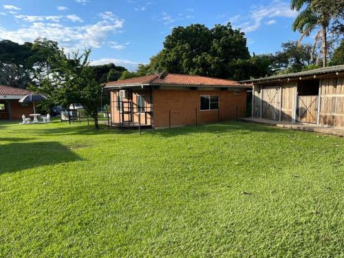 a backyard with a house and a grass yard at finca en ginebra el eden in Ginebra