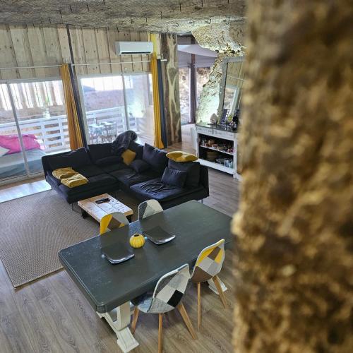 un salon avec un canapé, une table et des chaises dans l'établissement La suite des fouleries, à Châteaudun