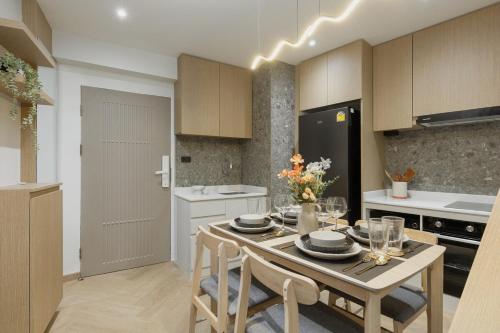 チェンマイにあるPenthouse Condo I Mountain Viewのキッチンにテーブルと椅子がある
