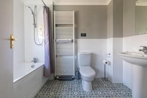 Ένα μπάνιο στο Lovely light and airy 2 bed apartment in Hope Cove, 2 mins from beach!