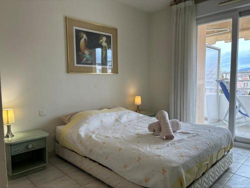 une chambre avec un lit avec un ours en peluche dessus dans l'établissement La Croisette I T2, à Cannes