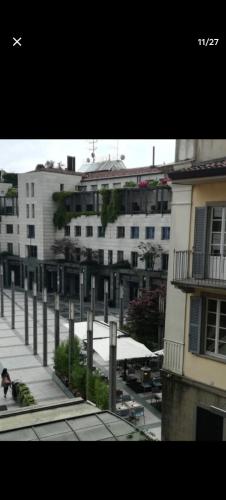 vista su una città con un edificio di Casa vacanze Bergamo centro hup a Bergamo