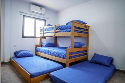 a room with two bunk beds and a window at Cabaña CasaBlanca in Santa Marta