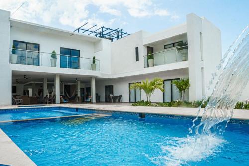 una casa con piscina e fontana di Cabaña CasaBlanca a Santa Marta