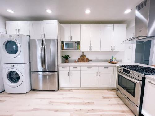 Nhà bếp/bếp nhỏ tại Modern Gem in North Park