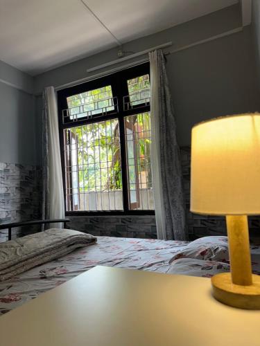 Postel nebo postele na pokoji v ubytování 3L apartment 2BHK