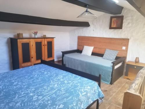 une chambre avec deux lits et un canapé dans l'établissement Gîtes 17 pers proche Futuroscope, à Chalandray