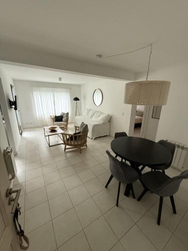 una sala de estar con una mesa y un sofá en Villegas Céntrico - Andarlibre, en San Martín de los Andes