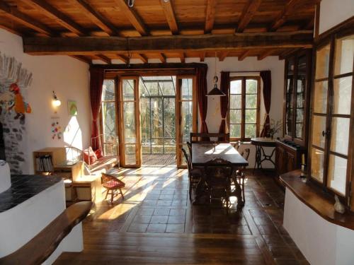 Elle comprend un grand salon doté de plafonds en bois et de fenêtres. dans l'établissement L'abeille verte, à La Celle-sous-Gouzon