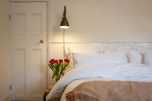 Una cama o camas en una habitación de Hazel House Heathside