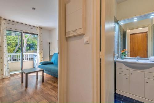 une salle de bain avec lavabo et un salon dans l'établissement Le Petit Balcon, à Nice