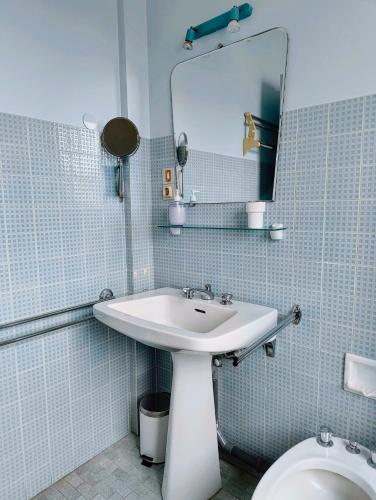 une salle de bain avec un lavabo et des toilettes dans l'établissement Bright and spacious seaside studio, à Roquebrune-Cap-Martin