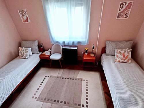 Katil atau katil-katil dalam bilik di Tulipán Apartman