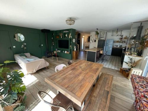 un salon avec une table en bois et un canapé dans l'établissement Maison centre ville, à Craponne