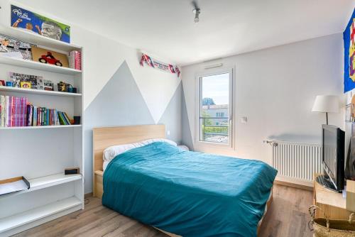une chambre avec un lit et une étagère dans l'établissement Maison centre ville, à Craponne