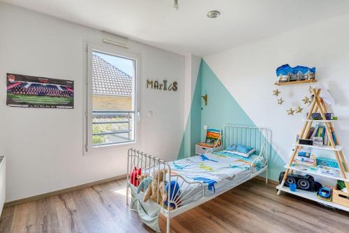 - une chambre pour enfants avec un lit et une échelle dans l'établissement Maison centre ville, à Craponne