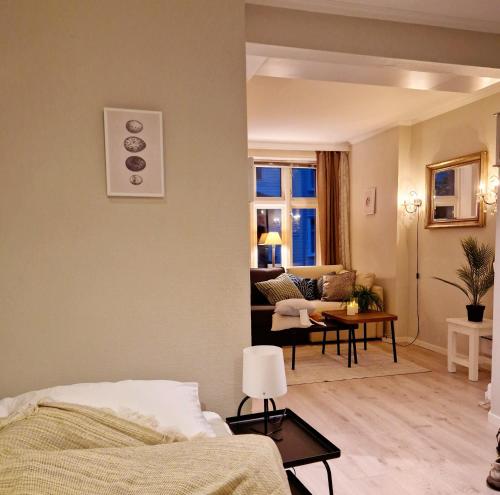 Ruang duduk di Sleep well in Heart of Bergen - Beautiful street