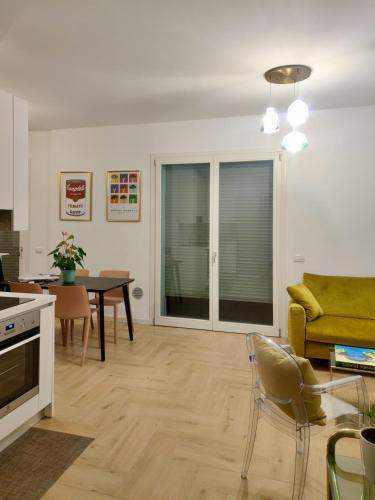 Moderno bilocale con ampio balcone