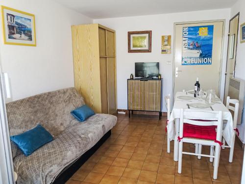 un salon avec un canapé et une table dans l'établissement Apartment Les Maisons sur la Plage-3 by Interhome, à Narbonne-Plage