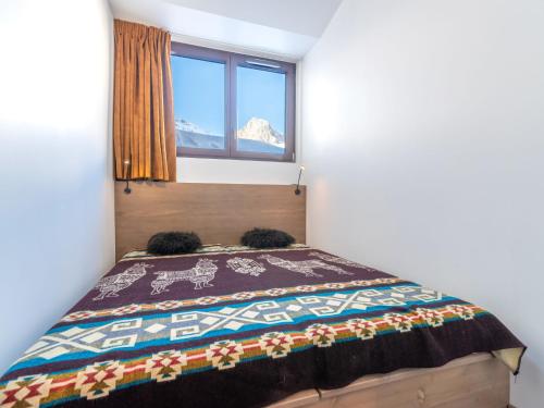 - une chambre avec un lit et une vue sur la montagne dans l'établissement Apartment Plein Soleil - Val Claret-3 by Interhome, à Tignes