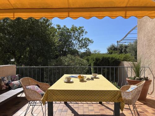 - une table et des chaises sur la terrasse dans l'établissement Holiday Home La Maison bleue by Interhome, à Grimaud