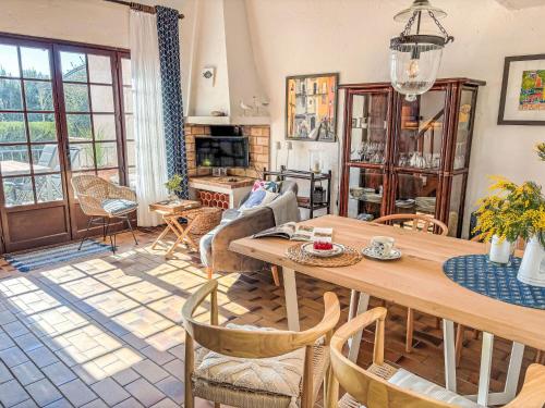 un salon avec une table et des chaises en bois dans l'établissement Holiday Home La Maison bleue by Interhome, à Grimaud
