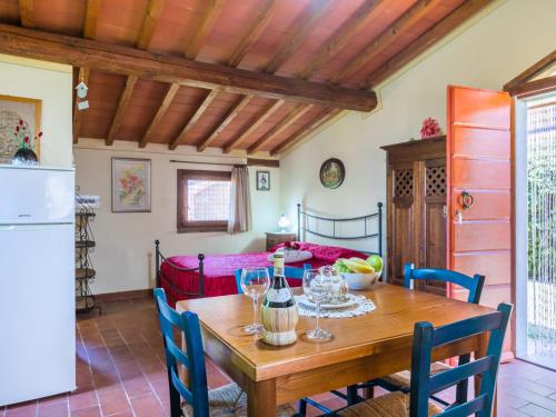Kuchyň nebo kuchyňský kout v ubytování Holiday Home L'Uccelliera-1 by Interhome