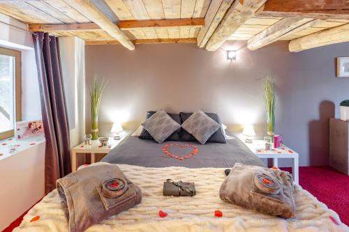 - une chambre dotée d'un lit avec un cœur fait d'oreillers dans l'établissement Maison Lili Paradis, à Saint-Savin