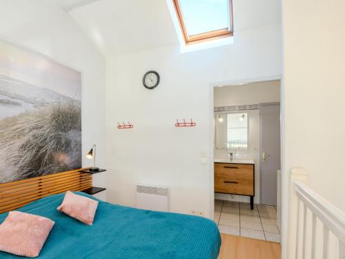 - une chambre avec un lit bleu et une salle de bains dans l'établissement Apartment Cap Océan-5 by Interhome, à Mimizan-Plage