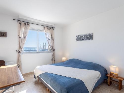 une chambre blanche avec un lit et une fenêtre dans l'établissement Apartment La Balancine by Interhome, à Hyères